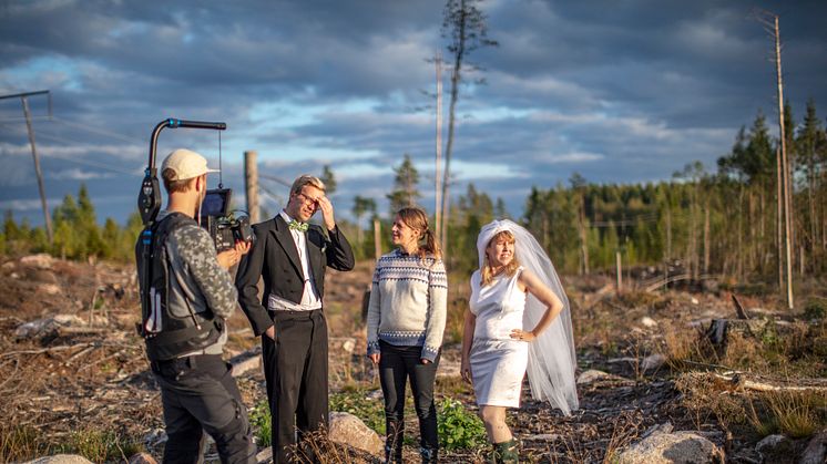 Historikern Anna Sténs vid Umeå universitet guidar ett brudpar som provar olika skogsmiljöer för sitt bröllopsfoto.