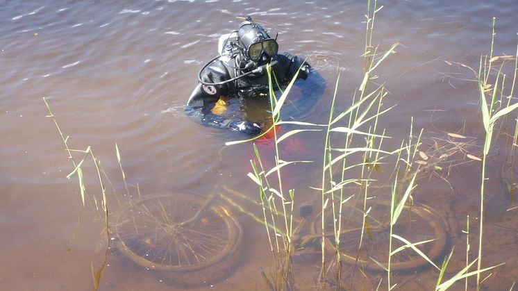 Bild från skräprensning i ett annat sammanhang. Här är en cykel på väg upp ur Klarälven.