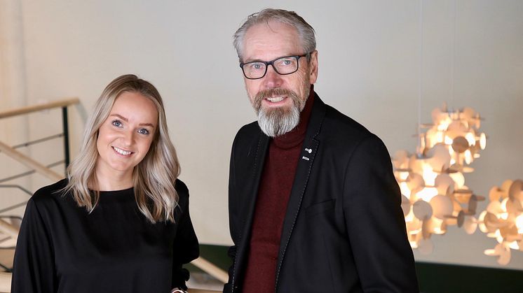 Agnes Lindberg, projektledare på Ung Företagsamhet och Jonny Nissilä, affärsrådgivare på BizMaker samarbetar för att stötta gymnasieelever som driver UF-företag.