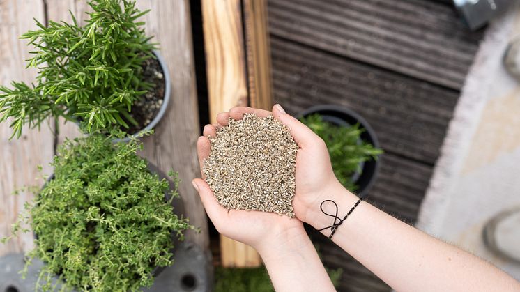 Neu bei Floragard für Hobbygärtner: Perlite und Vermiculite aus dem Gartenbau zur Bodenverbesserung beim Selbstmischen von Pflanzsubstraten.