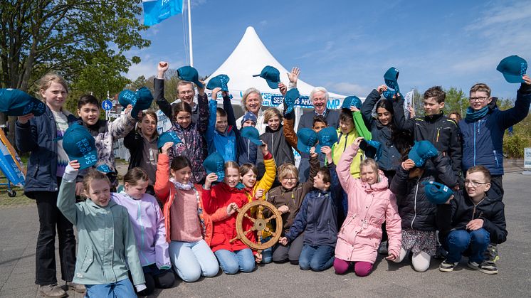Die Kinder der Friedrich-Junge-Schule übernehmen zur Segelcamp Eröffnung das Steuerrad für die Saison 2023