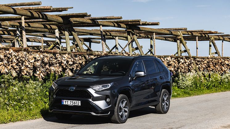 Toyota på salgstoppen: RAV4 er Svolværs mest kjøpte bilmodell første halvår. Foto: Nordvik AS. Høyoppløselig bilde i bunnen av artikkelen. 