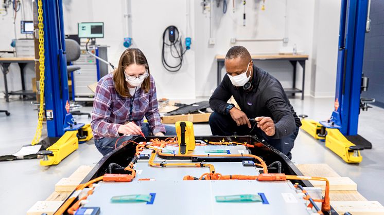 Battery Benchmarking and Test Laboratory i Allen Park, Michigan