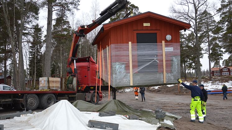 Kiss och bajs ska pumpas vidare i små röda stugor