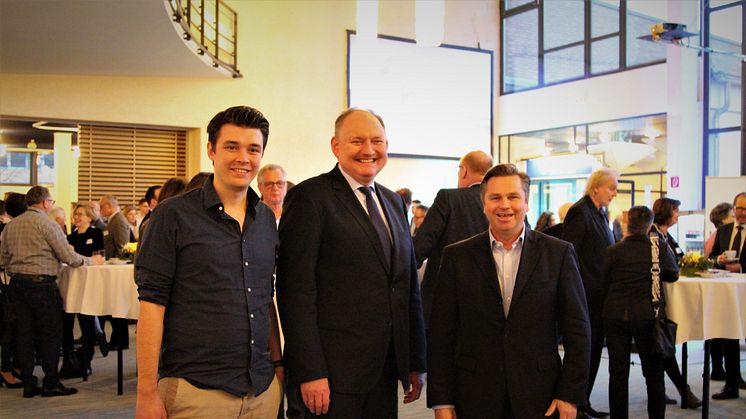 Gastredner Philipp Riederle, Dr. Stephan Nahrath und Herfords Bürgermeister Tim Kähler diskutierten nach dem Vortrag noch mit den Gästen weiter.