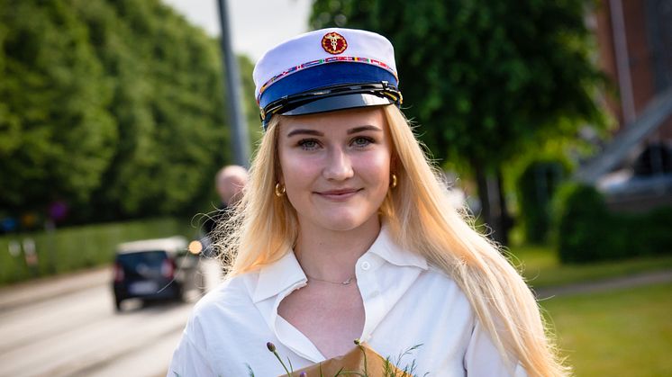 Alberte Kjærsgaard Schartau var en af de 5 første studenter, som mandag fik deres studenterhuer på Tradium HHX. foto // Ulrik Burhøj Jepsen