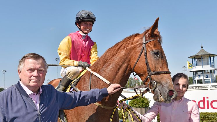 Hans Adielsson efter seger med hästen Call Me Back. Foto: Stefan Olsson/Svensk Galopp