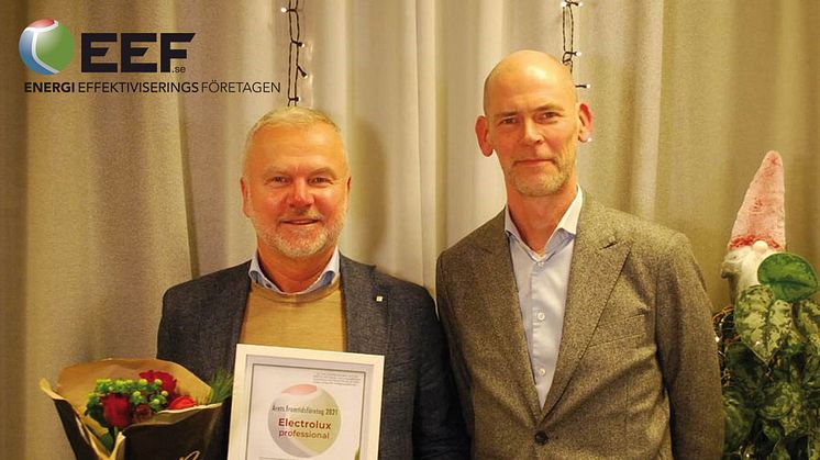 Peter Sundqvist från Electrolux Professional med utmärkelsen "Årets Framtidsföretag" och EEFs styrelseordförande, Thomas Sundén.