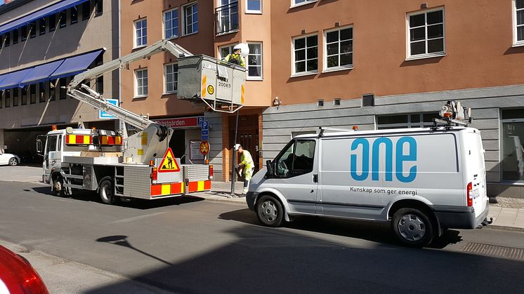 Montörerna Simon Eriksson och Marcus Johansson arbetar med en ljuspunkt i centrala Örebro.