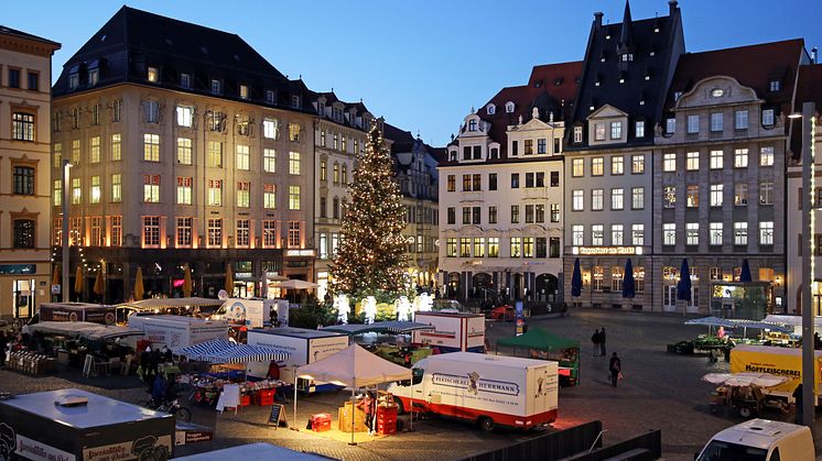 Leipzig: Wochenmarkt mit Weihnachtsbaum