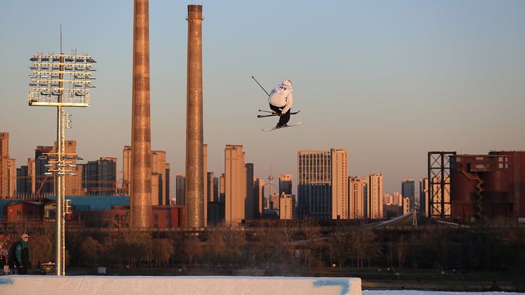 Jesper Tjäder i big air-arenan Shougang i Bejing, Kina. Foto: FIS. 