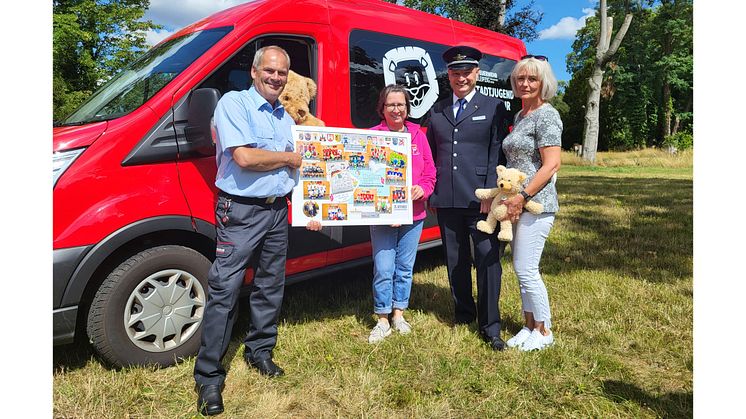 Gerd Gaschka (Feuerwehr Leipzig), Kerstin Stadler (Kinderhospiz Bärenherz), Torsten Kolbe (stellvertretender Vorsitzender des Leipziger Feuerwehrverbandes) und Marion Kutzner (Pflegedienst Moschke und Kutzner) präsentieren stolz den Spendenscheck