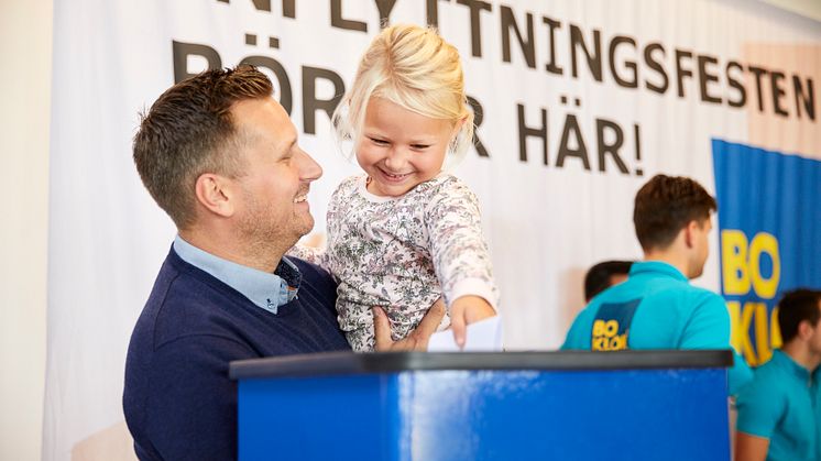 Vid våra säljstarter stoppas turordningsanmälningarna i BoKlok-lådan, och vid slutet dras de i tur och ordning - en turordningsdragning, helt enkelt!