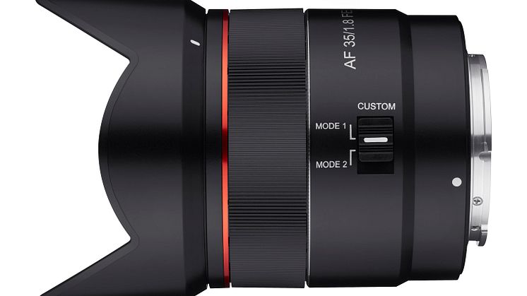 Das Samyang AF AF 35mm F1,8 FE „Tiny but all-around“ für den Sony E-Mount verfügt über den vom Nutzer programmierbaren Custom Switch.