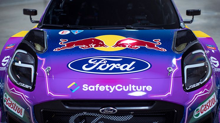 •	A Ford és az M-Sport most ünneplik hét bajnoki címet eredményező együttműködésük 25. évfordulóját, és ebből az alkalomból bemutatták az új M-Sport Ford Puma Hybrid Rally1 versenyautó fényezését is