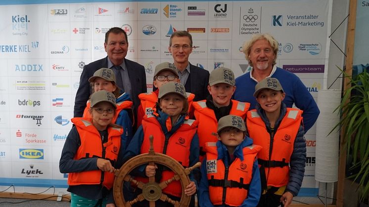 V.l. Gerwin Stöcken, Frank Meier, Uwe Wanger übernehmen das Steuerrad von den Opti-Segelkindern