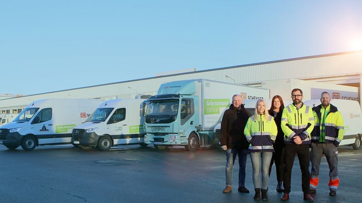 Roger Nilsson, vd TGM och Bäckebols åkeri, Malin van Manen, miljösamordnare, Erika Rydén, miljö och Kvalitetsansvarig, Tony Ekvall, distriktschef och Joni Lindqvist, DB Schenker CoDi Specialist framför den elektriska fordonsflottan.