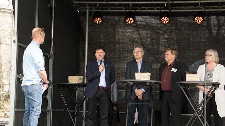 Peter Olofsson, landstingsråd (S) och Björn Jonsson, ordförande för föreningen Hjältarnas hus i samspråk på scenen.