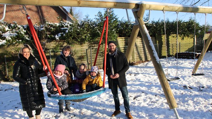 Freuen sich über die neue Schaukelanlage: Erzieherin Janine Eggers (l.), Kita-Leiterin Birgit Dwenger-Elbeshausen, Kommunalbetreuer Alexander Bolsmann mit Alina, Till, Juna und Isaac.