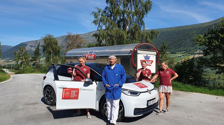 Klare for å køyre ut fersk ost til turistane. Frå venstre: Oda Stensgård, meierisjef Frode Aurmo, Maje Kjosbakken og Tea Karoline Mork.