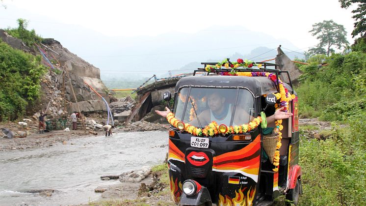 Travel scholarship helps business students’ tuk-tuk trek across India