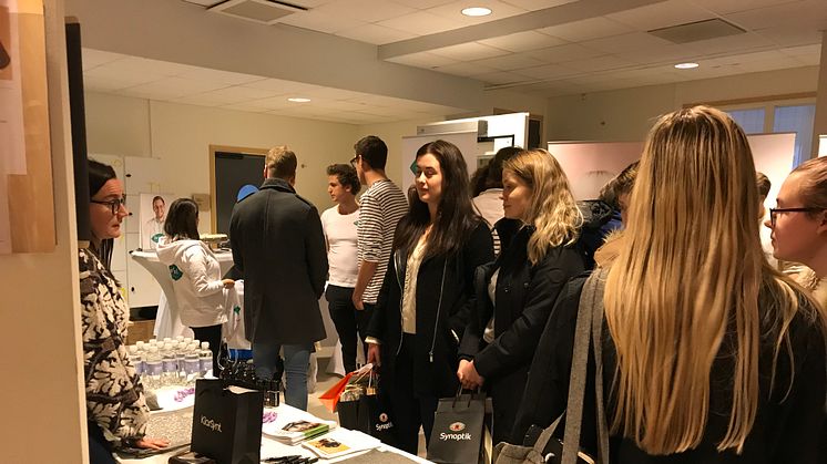 Butiksägare Emma Ståhl från KlarSynt-anslutna Optiktjänst i Nybro och studenter på Optikprogrammet. 