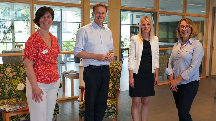 Madeleine Lundström VD Förenade Care, Lars Folkmann koncerndirektör Forenede Koncernen, Emma Ramde Magnusson tf. regionchef sydvästra och Maria Bröme vik. verksamhetschef Karlslunds vårdboende.   