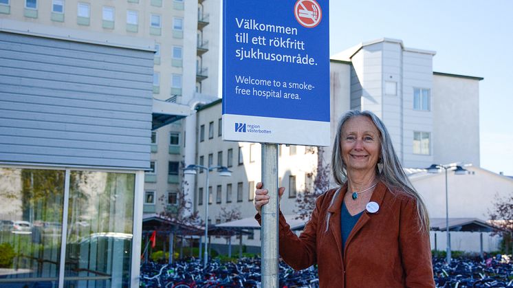 Region Västerbottens utomhusmiljöer blir rökfria och först ut är länets tre sjukhus. Projektledaren Ywonne Wiklund står vid en av de nya skyltarna.