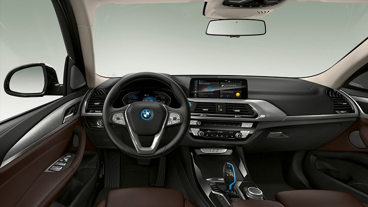 Upouusi BMW iX3: Tehokasta ja sähköistä ajamisen iloa maastoautolla