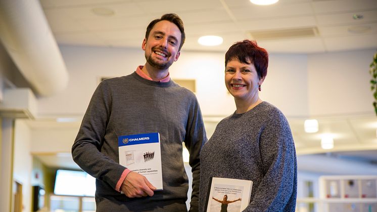 Erik Brolin och Lotten Svensson med sina respektive doktorsavhandlingar tar emot priset den 16 november 2017.