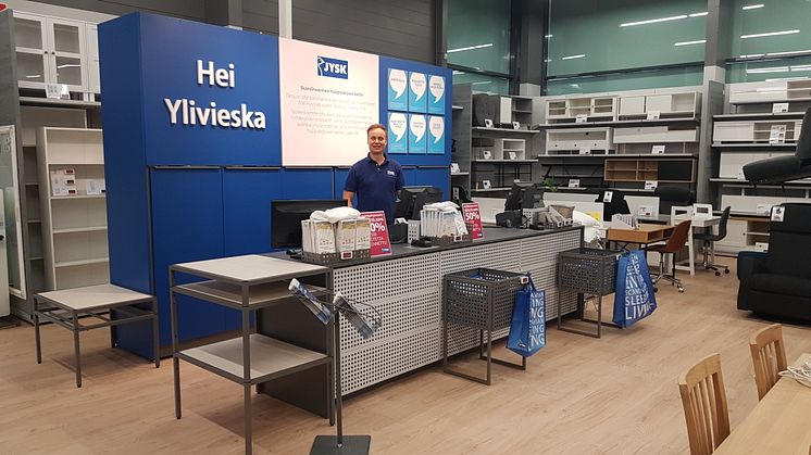Energinen myymäläpäällikkö Heikki Isokääntä valmiina avajaisiin Ylivieskan uudistuneessa myymälässä.