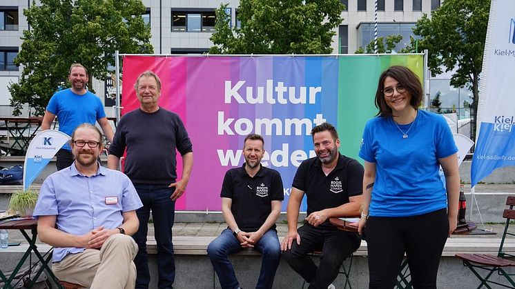 Beim Pressetermin waren dabei v.l: Johannes Hesse (Kiel hilft Kiel), Michael Kruse (AWO), Rainer Pasternak (Kulturreferent der LH Kiel), Meik Ehlers (Cup & Cino), Lars Lenßen (dean&david) und Halina Koschinski (Kiel-Marketing e.V.) 