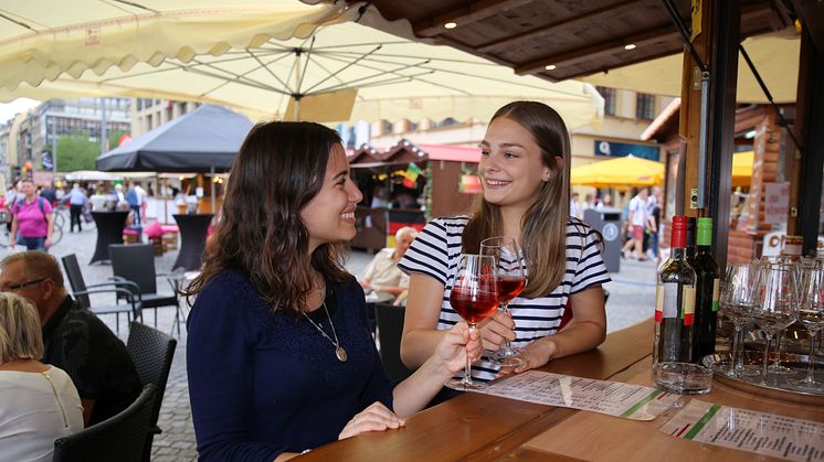 Anstoßen beim Weinfest Leipzig