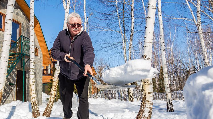 Patienten mit Herz-Kreislauf-Erkrankungen sollten große Anstrengungen bei Kälte vermeiden und das Schneeschippen besser gesunden Menschen oder professionellen Räumdiensten überlassen. 