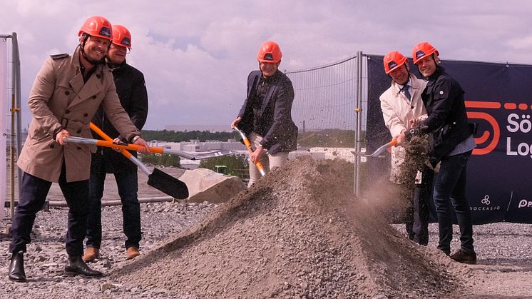 Hampus Magnusson, kommunalråd Göteborg Stad, Joakim Hedin, vd Bockasjö, P-G Persson, vd Platzer, Magnus Strand, CEO DB Schenker SE/DK/IS och Håkan Nydén, CEO Schenker Logistics AB & Head of Contract Logistics SE/DK tar de första spadtagen.