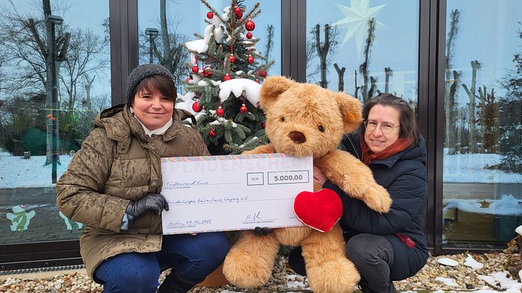 Ilka Adamson, Kundenbetreuerin bei der VielfaltMenü GmbH, übergibt den Spendenscheck an Kerstin Stadler vom Kinderhospiz Bärenherz