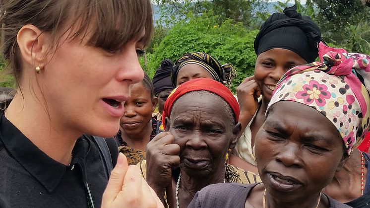 Maria Bard från PMU möter oroliga bybor i östra DR Kongo. Foto: PMU