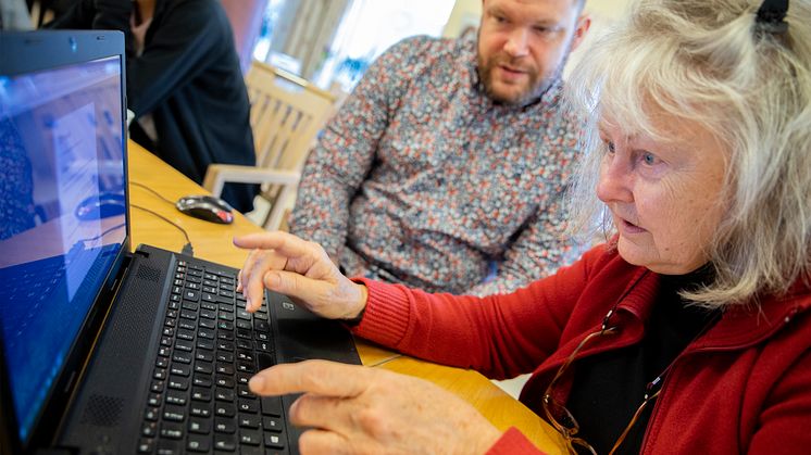 Björn Andersson visar Birgitta Edman hur hon ska göra för att få tillgång till sitt e-postkonto.