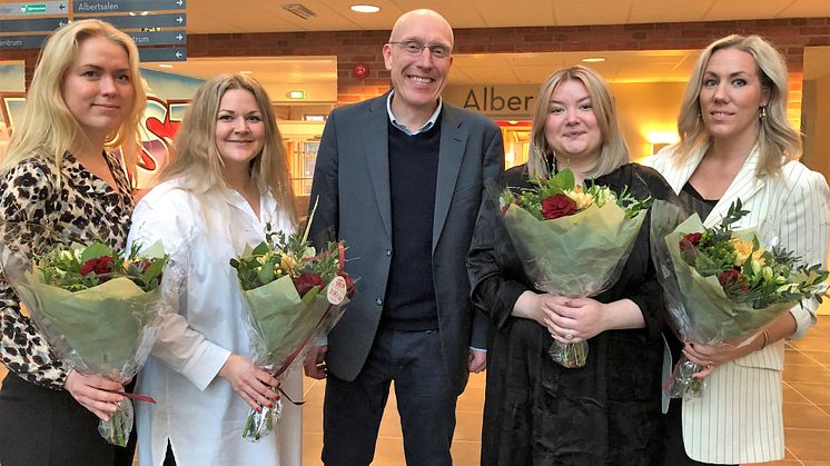 Studenterna Anna Salmijärvi, Åsa Ifver, Gry Holgersson och Mimmi Ekdahl tillsammans med professor Johan Berlin.