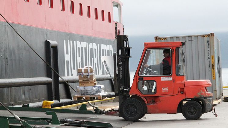 LIVSLINJE: Hurtigruten har siden 1893 fraktet gods og lokalreisende langs norskekysten. Foto: NINA HELLAND/Hurtigruten