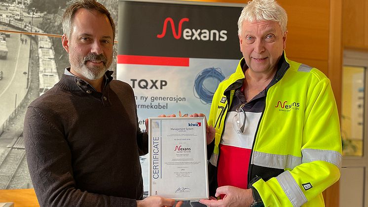 Fabrikksjef Torbjørn Blomsnes (t.v.) og KHMS-ansvarlig Terje Pedersen (t.h.) viser frem beviset på den nye ISO 50001-sertifiseringen.