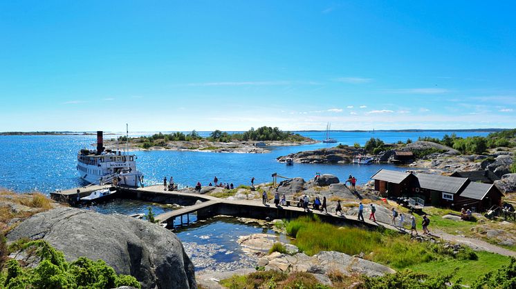 Tusen öars kryssning med M/S Waxholm III. Stopp för guidad tur på Bullerö.