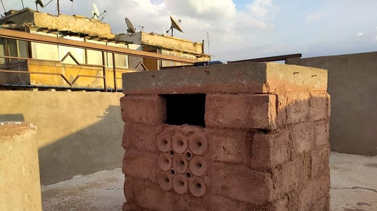 Marwa Dabaieh utvecklar ett passivt kylsystem genom att kombinera lertrattar, vatten samt sol och vind. Foto: Monica Zakaria