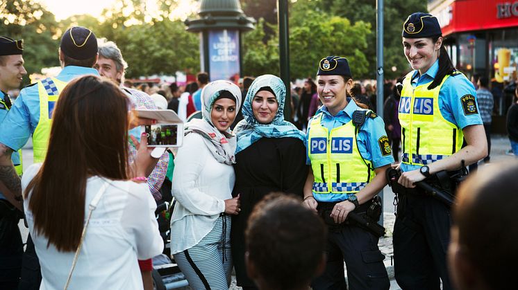 Poliser och festivalbesökare under Malmöfestivalen.