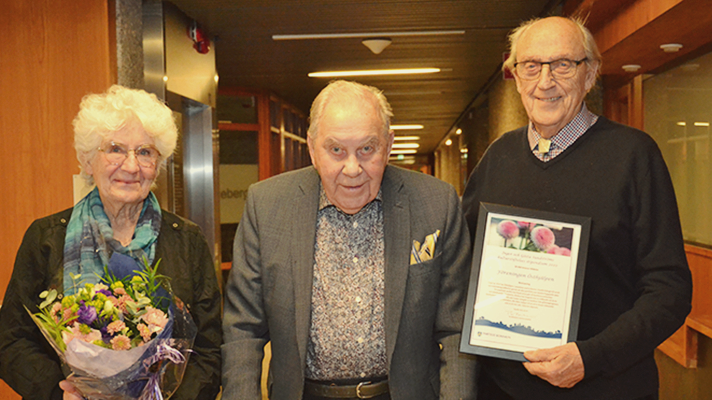 Margareta Zettergren och Bo Carlsson från föreningen Östhjälpen i Jonsered tog emot årets stipendium ur Inger och Gösta Sundströms kulturstiftelse i samband med sammanträdet i Partille kommunfullmäktige den 1 februari.