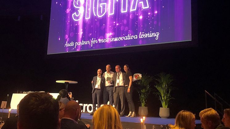 Stolta vinnare av ”Årets partner för mest innovativa lösning”. Personerna är från vänster: Klas Hammar, Microsoft; Joacim Damgard, VD Microsoft Sverige; Hans Hellström, Sigma IT Consulting samt Catharina Ljungberg, Microsoft.