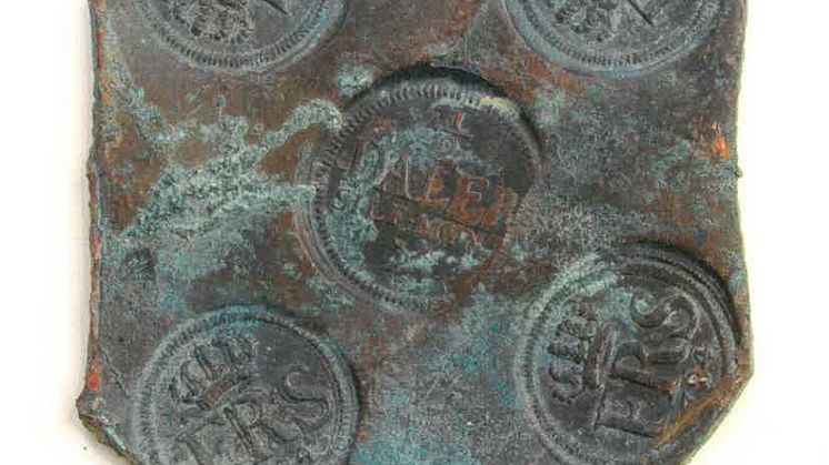 Ett av 21 kopparplátmynt som en familj i Kristianstads kommun hittade pátomten（克里斯蒂安斯塔德斯·科姆恩·希塔德·波托姆家族）。Myntenär frán första hälften av 1700-talet och deär knappt tio厘米布雷达。电话：Länsstyrelsen Skáne（CCBY）