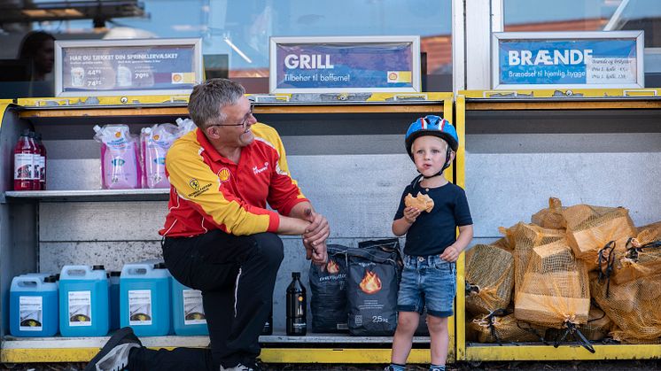 Den lokale tank er ofte det sidste butiksliv i de små danske byer, men stigende energipriser truer nu mange af de små selvstændige tankstationers fremtid.