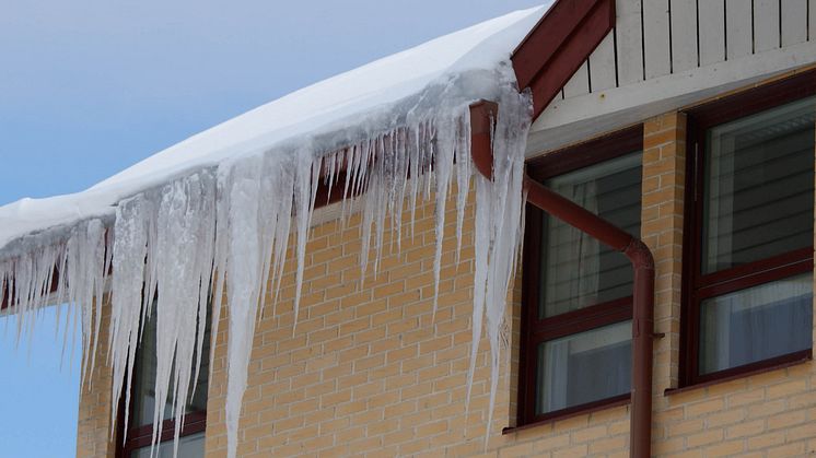 Raychem värmekabelsystem förebygger snö- och isbildning och gör fastigheten säkrare.