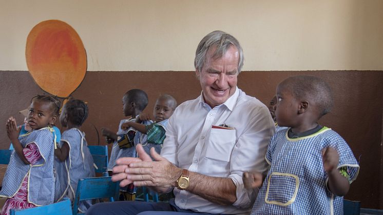 Koncernchef Bjørn Kjos med skolebørn i den Centralafrikanske Republik i 2014